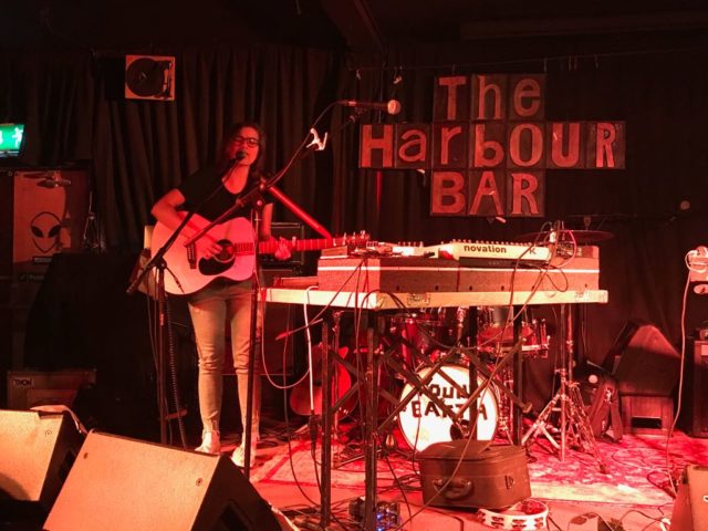 Roberta Finocchiaro durante l'esibizione al THE HARBOUR BAR