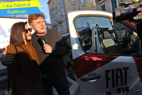 Roberta Finocchiaro e Red Ronnie durante la consegna del FIAT TALENTO.